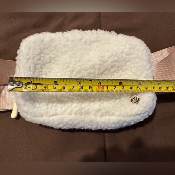 APANA Studio City See Me Run Cozy White Sherpa Belt Bag/Crossbody Sling - Picture 10 of 14